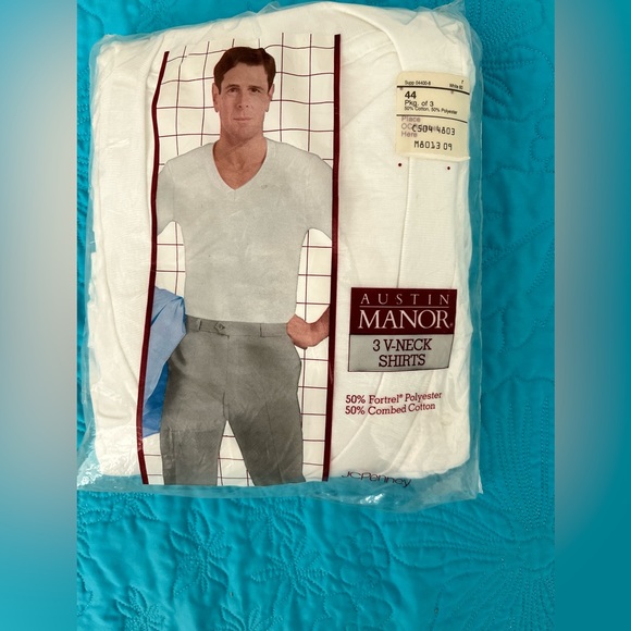 Mens JC PENNEY NOS White V Neck Short Sleeve Tee T Shirts - Picture 1 of 5